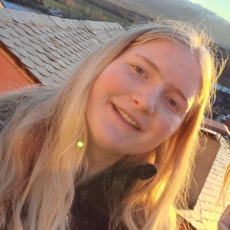 SARAI LYNCH DESCHOUWER